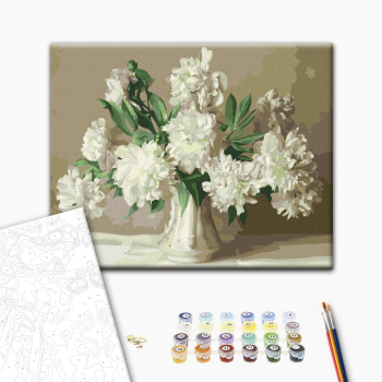 Белые пионы в вазе