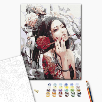 Девушка с татуировкой дракона