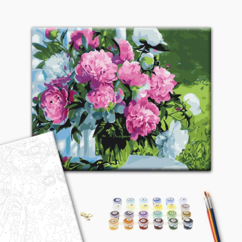 Букет пионов в саду