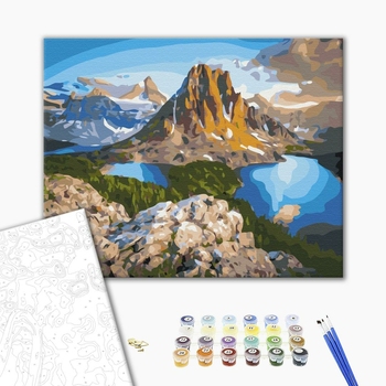 Озера у скал горы