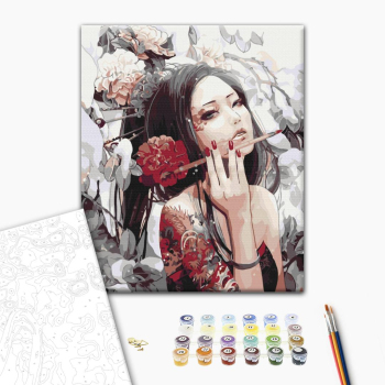 Девушка с татуировкой дракона