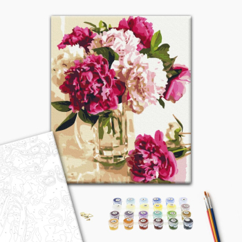 Нежные пионы в стеклянной вазе