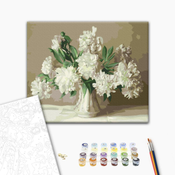 Белые пионы в вазе