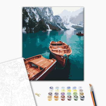 Лодки на высокогорном озере