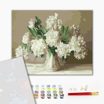 Белые пионы в вазе