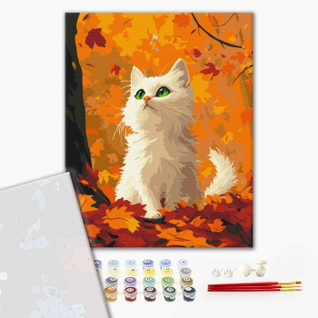 Кошка в опавших листьях